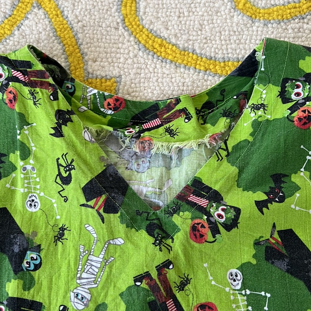 Halloween Scrub Top. Sz L - Picture 4 of 5